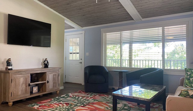 TROPICAL 2 BEDROOM LAKEVIEW CONDO CLOSE TO EVERYTHING!