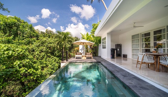 Tropical 2BR Villa in Ubud–Jungle View & Staff