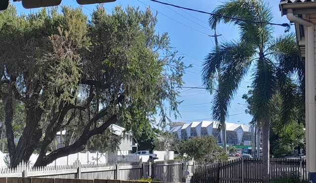 Tropical 3bed home with spa & yard