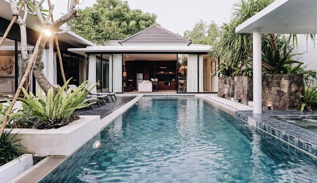 Tropical 3BR Pool Villa Near Geger Beach Nusa Dua