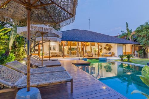 Tropical 5BR Villa & 20m Pool, Sleeps 12