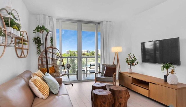 Tropical Apartment –Balcony| Resort w/Pool+ Gym