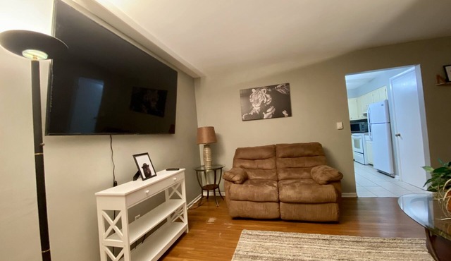 Tropical Apartment Overlooking Golf Course, Minutes to Attractions