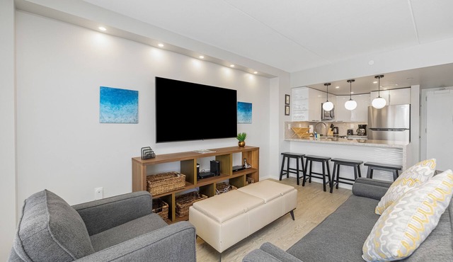 Tropical apartment with amazing water views and shared pools - prime location