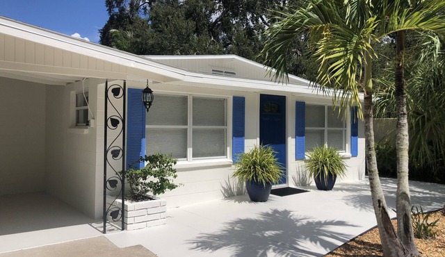 Tropical Backyard Downtown Prime Location Near Main St & Trolley to Lido Beach!