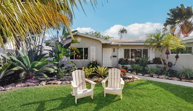 Tropical backyard oasis w/putting green, grill, tiki bar & 5 min walk to beach