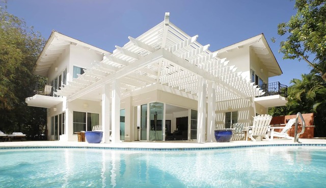 TROPICAL BEACH & GOLF VILLA - PRIVATE POOL-STEPS TO BEACH