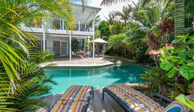 Tropical Beach Hide Away - inground pool, 2min walk to ocean foreshore & parks