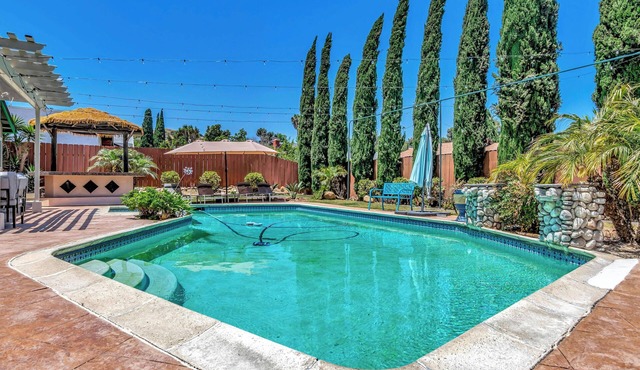 Tropical Bliss - Large Pool and Spa, Game Room, 12 min to dwntwn and King Beds!