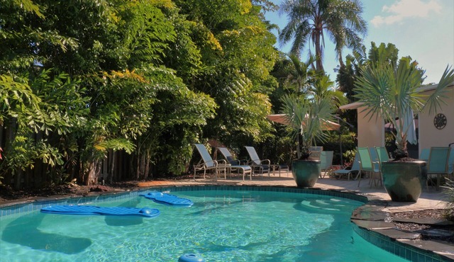 Tropical bliss: private heated pool, steps from the Drive, minutes to the beach!