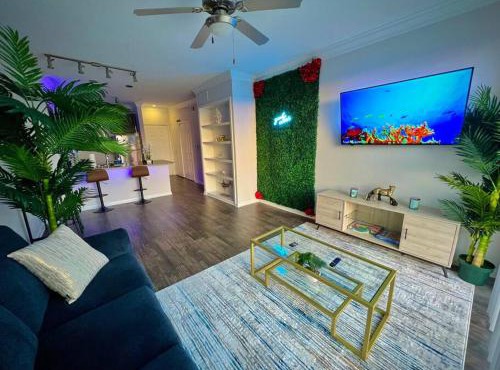 Tropical Breeze - 2BR- FIFA - Walk to NRG - Pool - Gym - Sleep 6