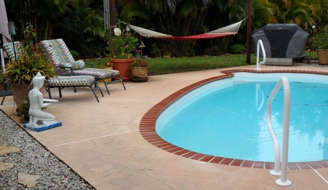Tropical Breeze 🌞Heat Pool ✅Wifi ✅Fenced ✅Boat/RV Park ✅Kayak Bikes ✅Near Beach