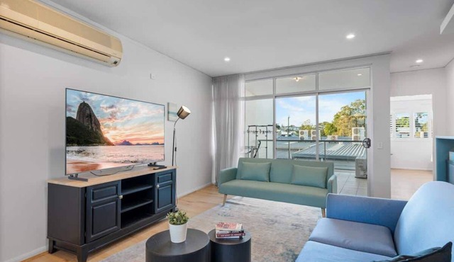 Tropical Bulimba 2BR Retreat | 2xParking & Netflix