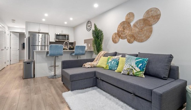 Tropical Caribbean-Themed Cozy Getaway - King Bed-Free Parking