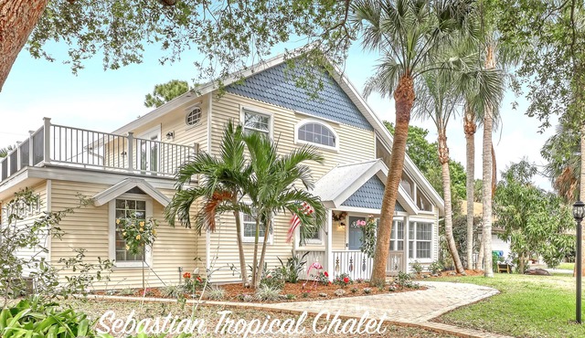 Tropical Chalet w/3 King Bedrooms. 3 patios, and an Above-Ground Pool!