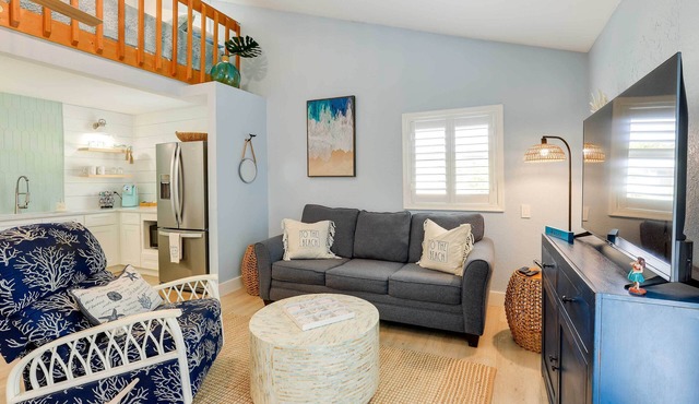 Tropical Cottage < 2 Mi to Hobe Sound Beach!