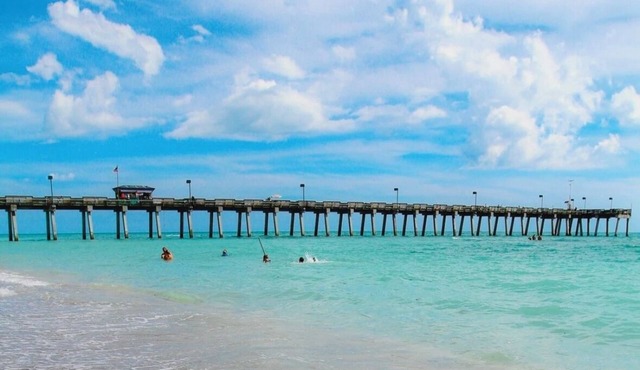 Tropical Cottage close to Beaches and Florida Fun