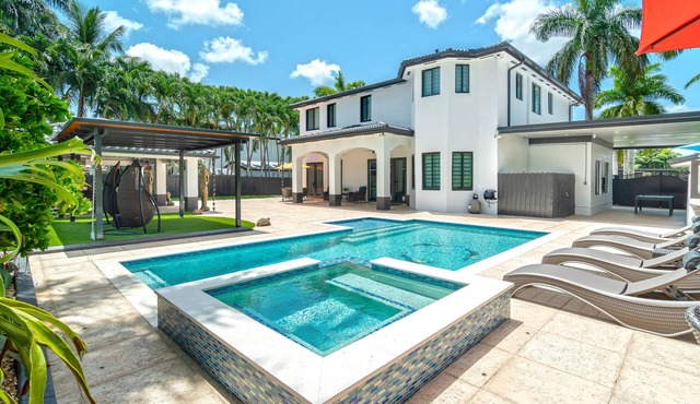 Tropical deluxe villa- weekly and monthly discounts available!.