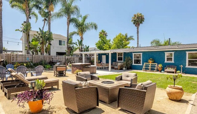 Tropical Desert Oasis w/BBQ, Hot Tub, Fire Pit, and relaxing yard ambiance.