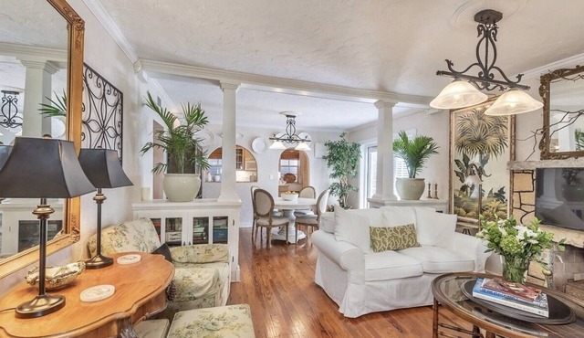 Tropical Designer House in the Heart of Antique Row WPBn5 min to the beach