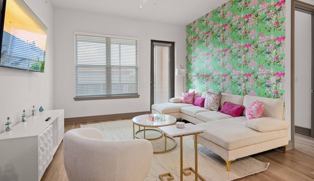 Tropical Dream 2BR/2BA w./Pool, Gym, and Theater