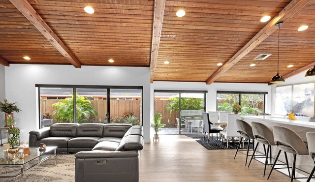 Tropical Dream House in Plantation – 3-Bedroom Home with Pool