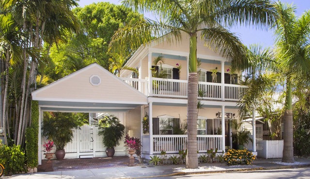 ~TROPICAL DREAM~Sun deck, pool, and parking adorn this home in Old Town.
