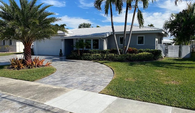 Tropical Escape Entire 3 bedroom House w/heated pool and hot tub