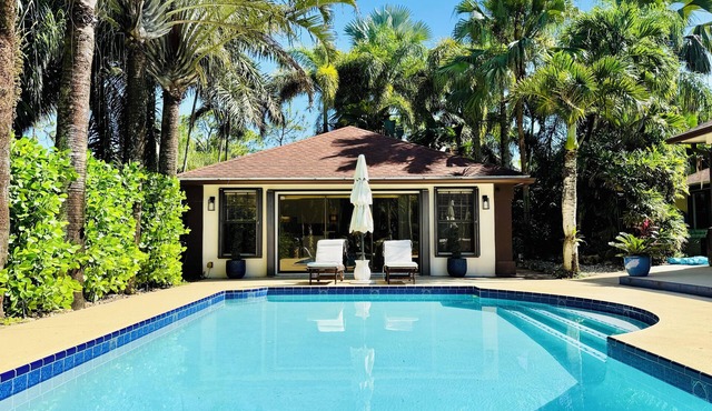 Tropical escape in a private guest cottage - 10 min from the beach!