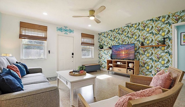 Tropical Escape near Beach! Tons of parking!