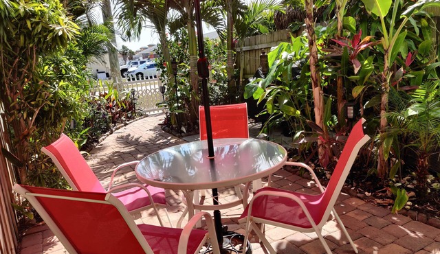 Tropical Escape w/2 En Suites Steps to Beach Suites