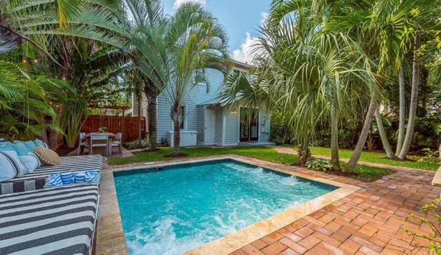Tropical Estate w/Guesthouse & Pool. Sleeps 8!