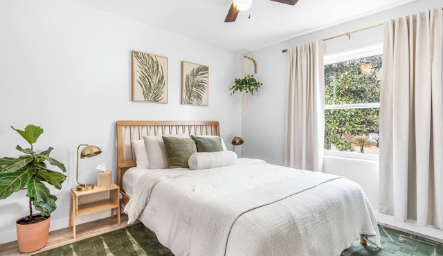 Tropical Family Getaway! Fun, Firepit, Games, Grill & Beach. Sleeps 10!