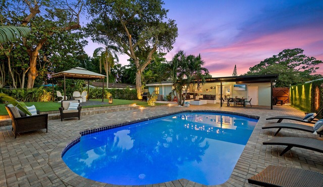 Tropical Family Home w/heated pool - PARROT.life
