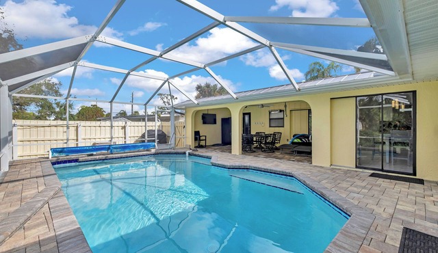 TROPICAL FAMILY OASIS ON CANAL-PET FRIENDLY
