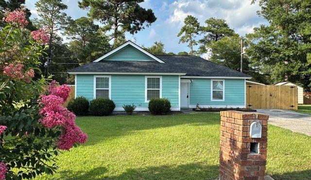 Tropical Funky Oasis- near downtown and islands. Pet Friendly!