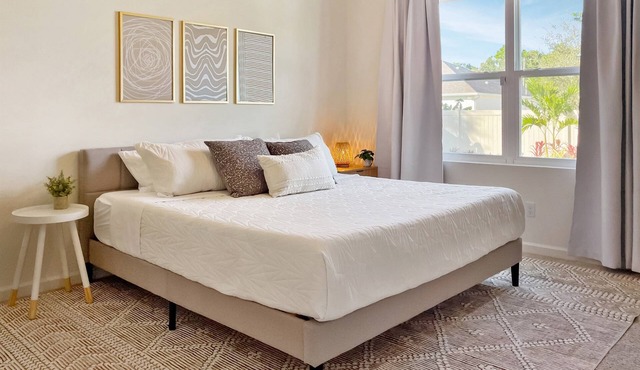 Tropical Garden | Fast WiFi | 5 TVs | Fenced Yard