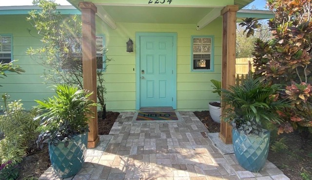 Tropical garden home-walk to downtown, 5 minutes to beaches, DOG friendly