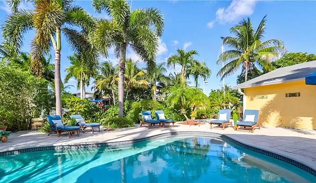 Tropical Gated 5 Bedroom 4 Bath House Pool / Guest House on Canal to New River