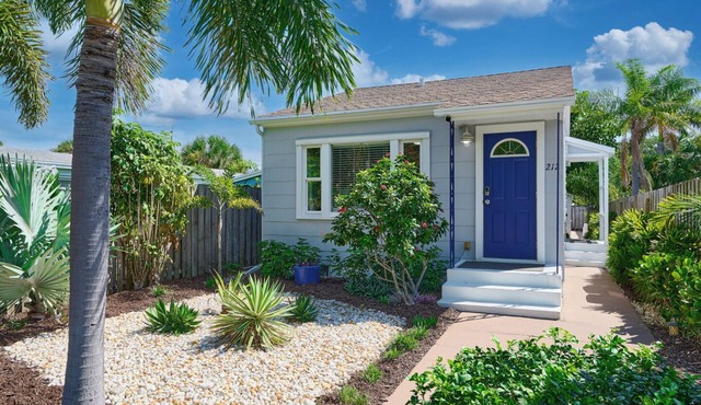 Tropical Get-A-Way in charming and serene Lake Worth Beach!
