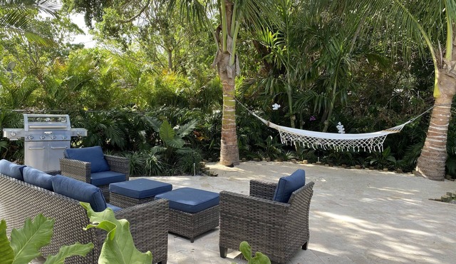 Tropical Getaway 4 miles from Beach