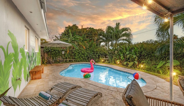 Tropical Getaway + Heated Pool, Arcades–5 MIN to The Fort: Pickleball - Sleeps 8