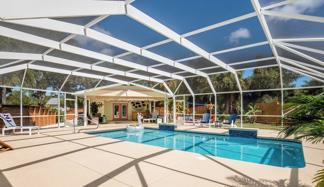 Tropical Getaway! Heated Pool, Tiki Bar, Pirate Sandbox, and Boat Parking!