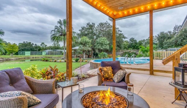 Tropical getaway Pool and tiki bar