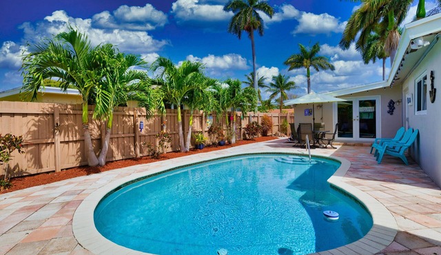 Tropical Getaway! Walking distance to beach & dining, private home, heated pool.