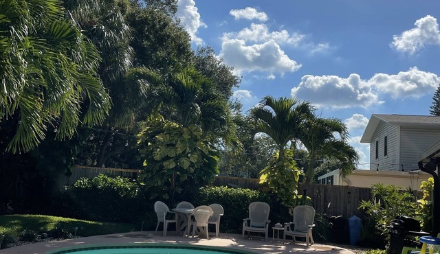Tropical Gorgeous Beach Town Private HEATed Pool & Tiki Lanai Close to Beaches