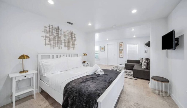Tropical Grove Bay 1/1 | Newly Renovated Escape