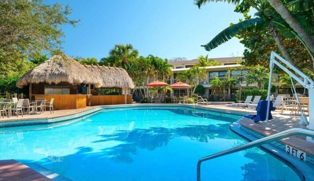 Tropical Haven Close to Shopping, Dining, and the Beach