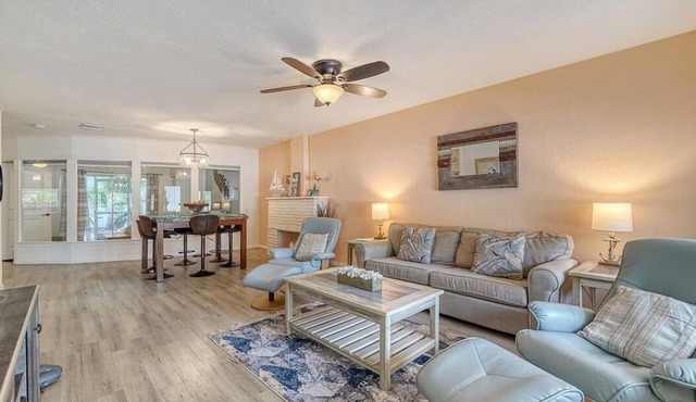 Tropical Heart Villa is walking distance to Downtown and a 5 min drive to Beach!