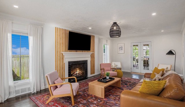 Tropical Hideaway: Hot Tub, Pool, Remodeled in Prairie Village